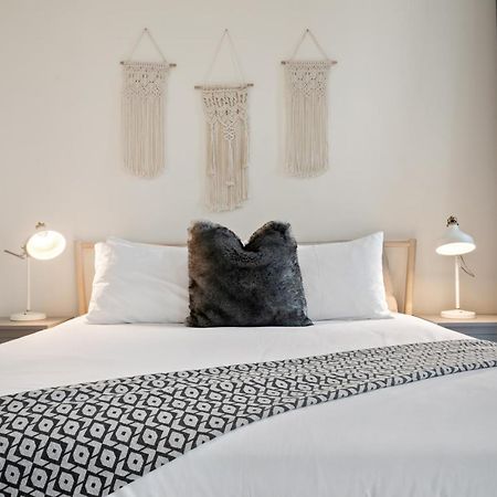 Breathtaking City Views From Dt Apt With Terrace Dubai Esterno foto