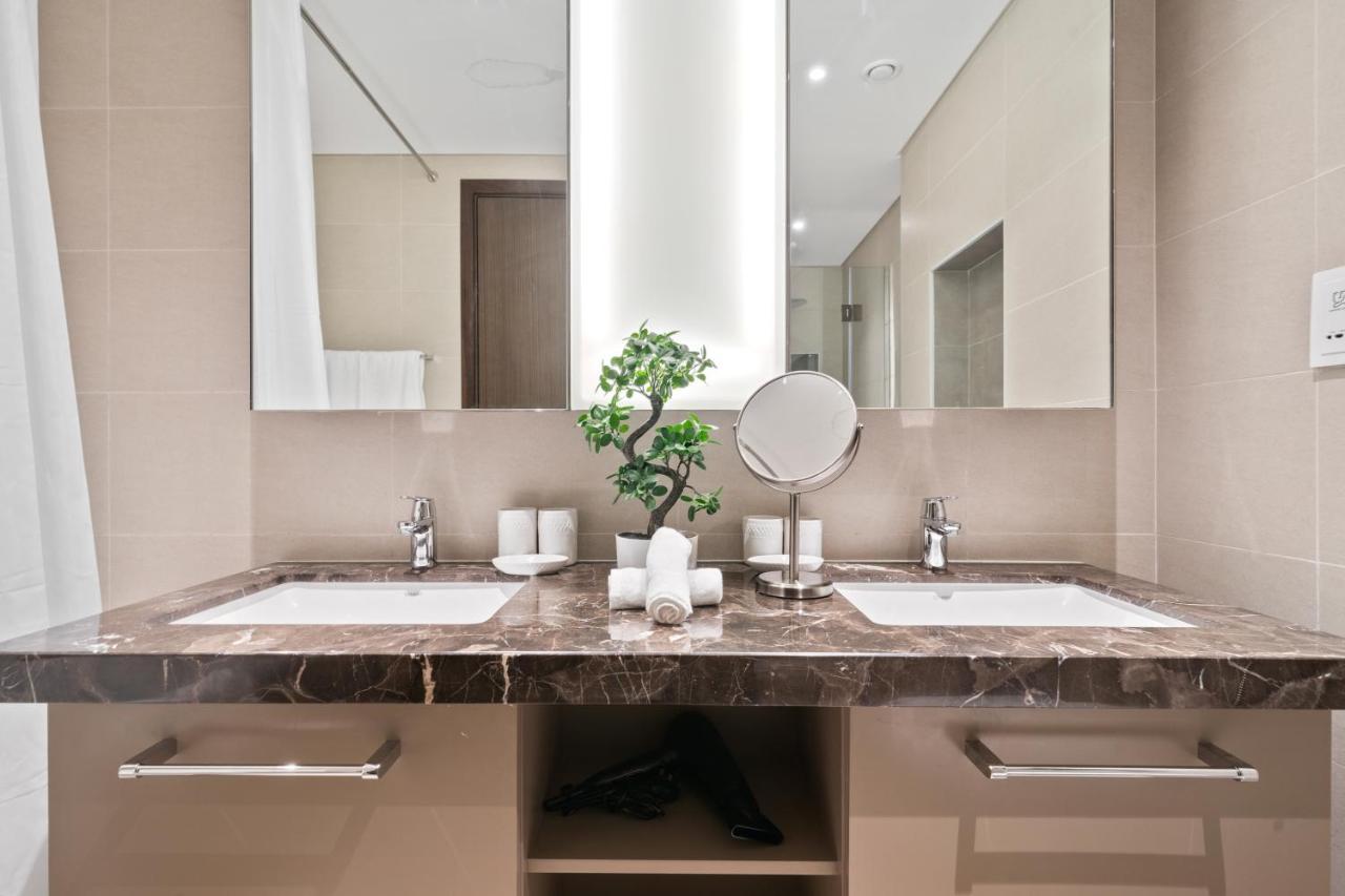 Breathtaking City Views From Dt Apt With Terrace Dubai Esterno foto